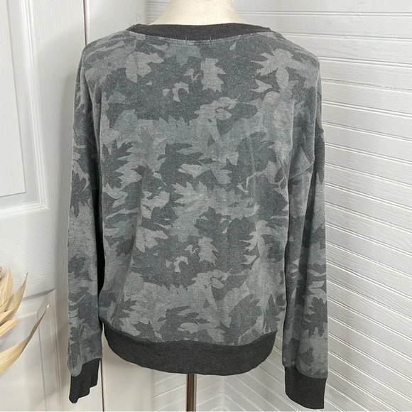 Splendid Women's Leaf Camo Crewneck Sweatshirt Gray Size S Casual Long Sleeve - Picture 2 of 13